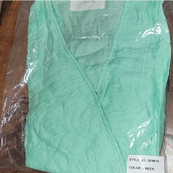 Six/Fifty Summer Tank V-Neck sleeveless blouse - Picture 2 of 2